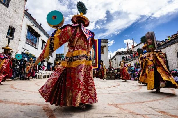 Local performer dancing during Tiji Festival