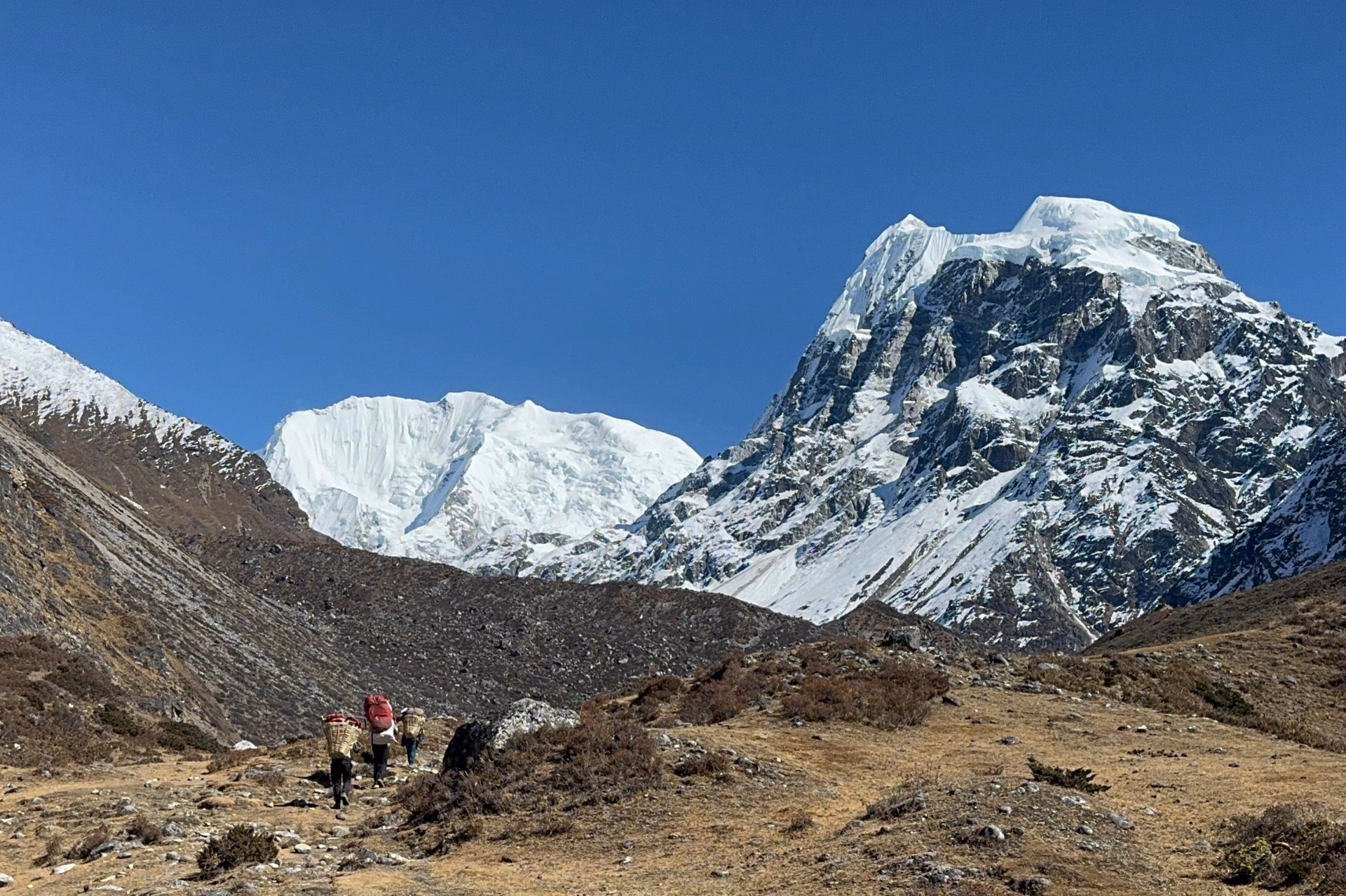 Trail to Langshisha Kharka in Langtang