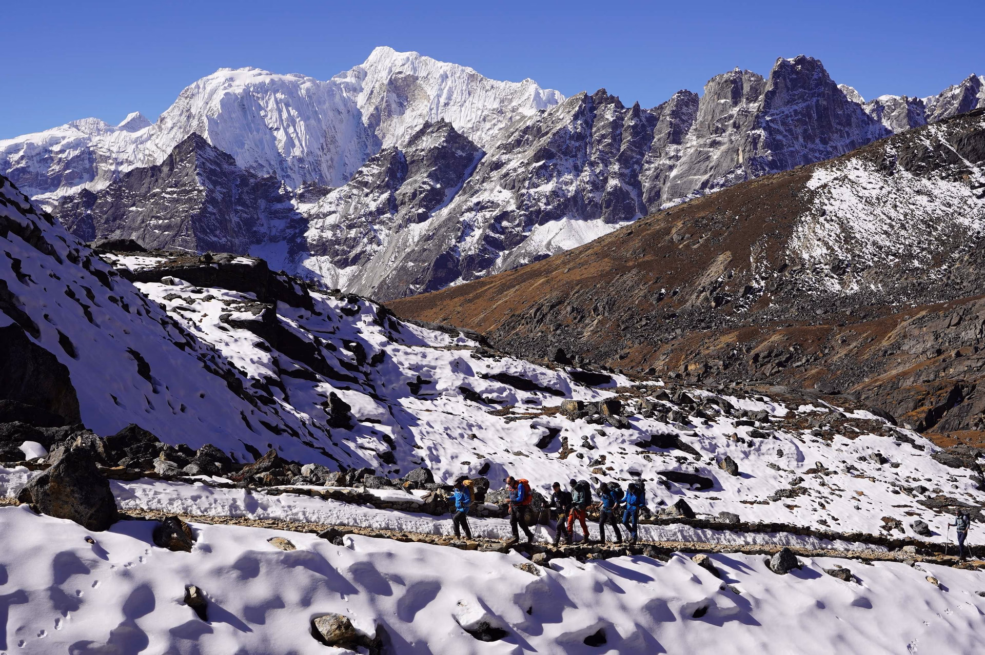 Trekkers along the trail of Renjo La