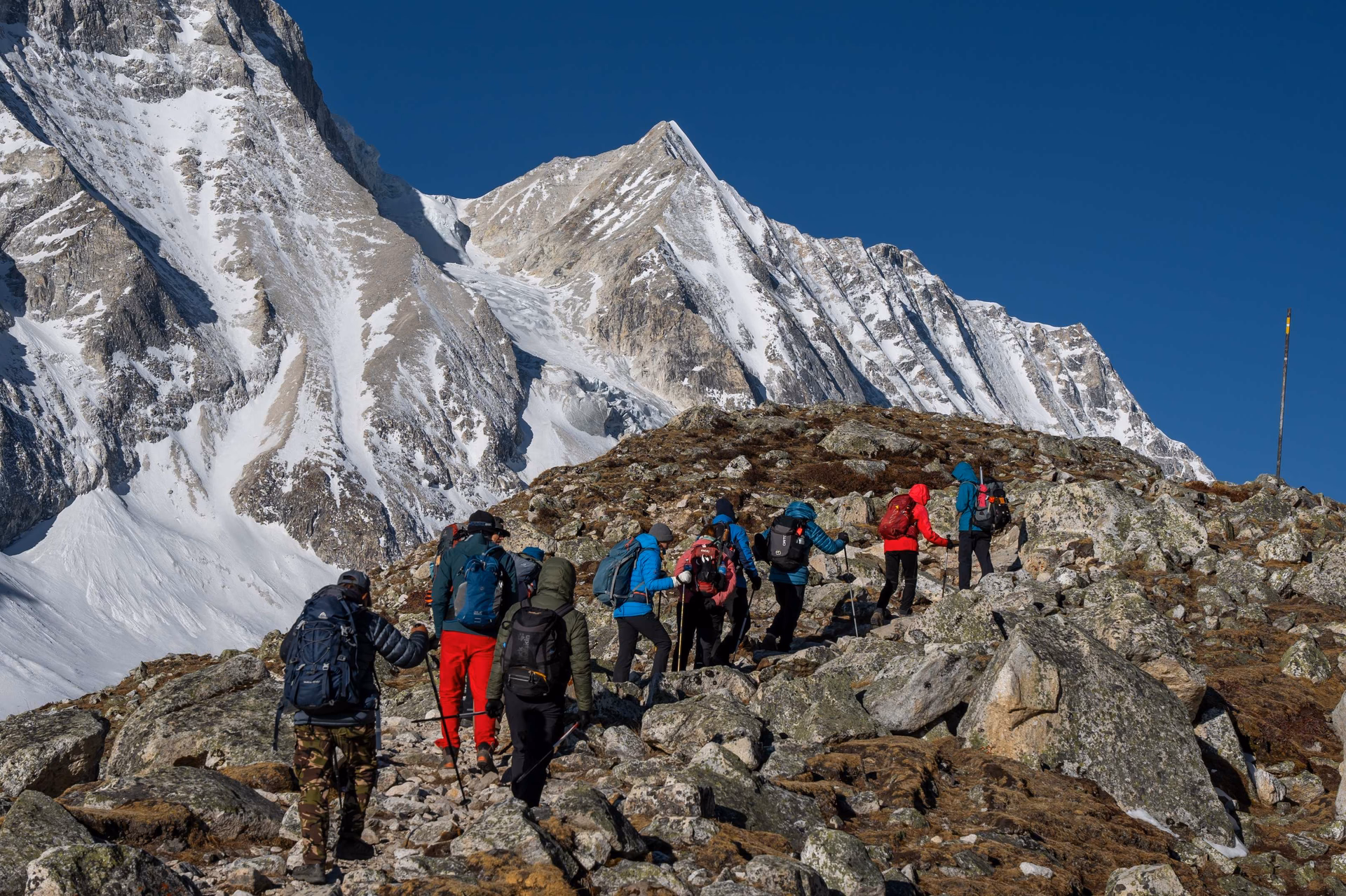 trekkers-approaching-manaslu-pass.avif