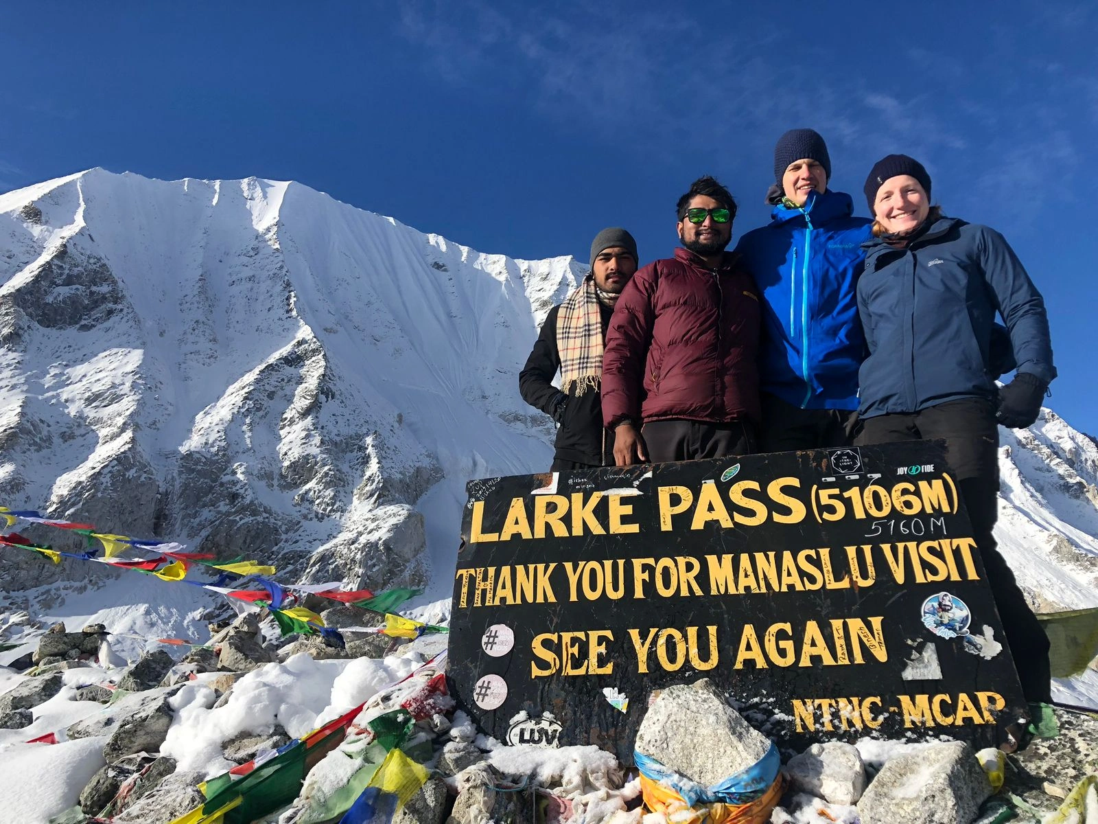Trekkers in Larke Pass at 5106m