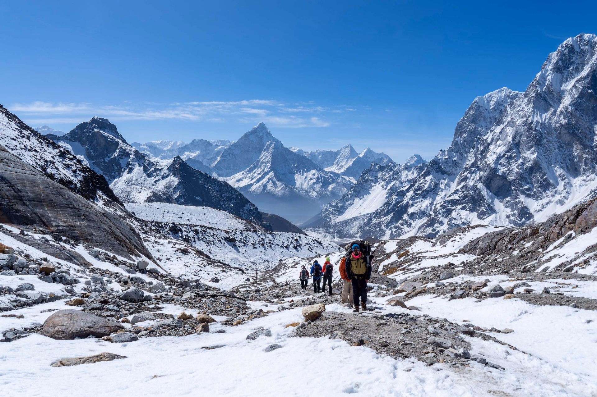 Trekkers on the way to Cho la Pass