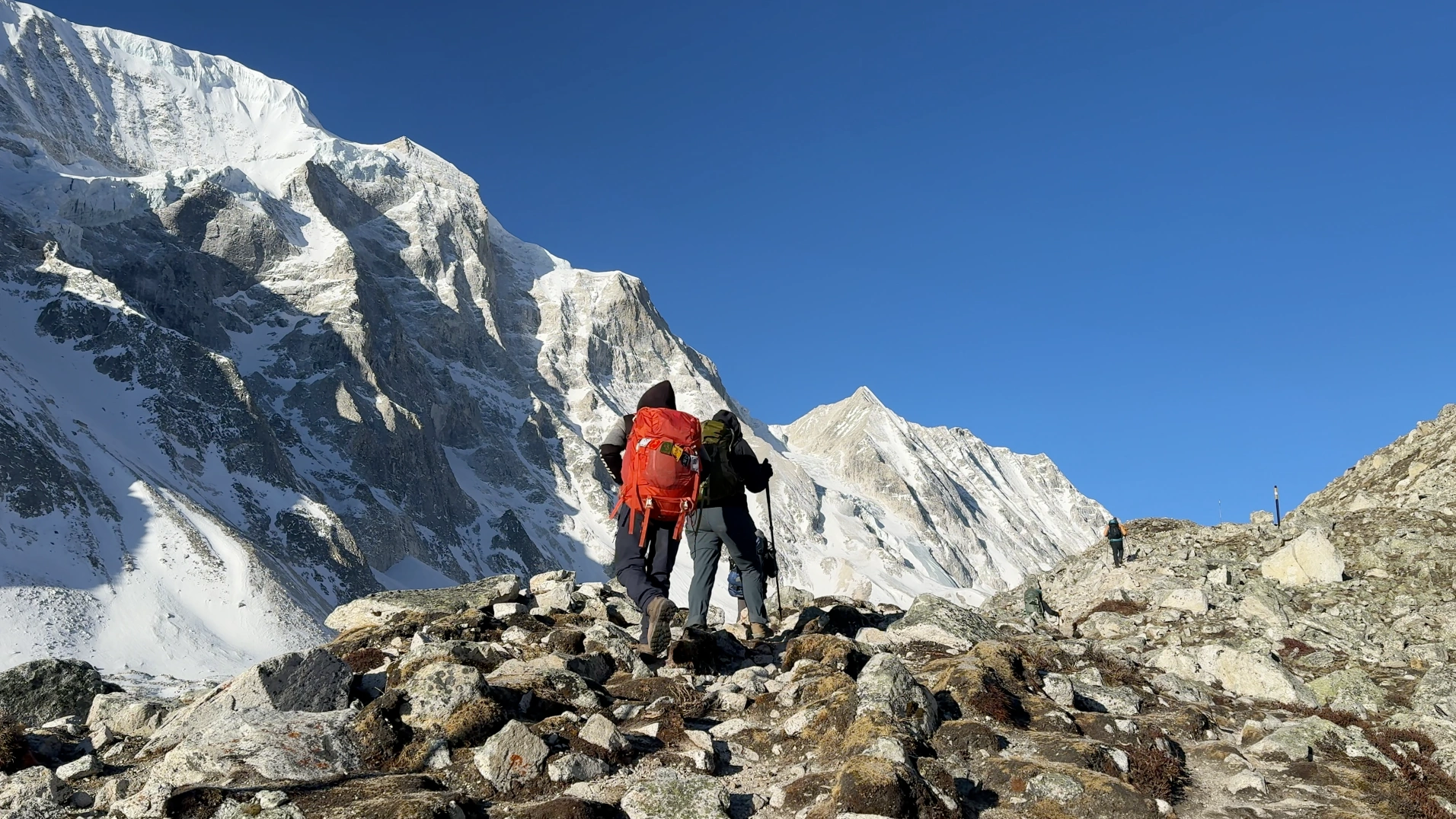 Trekking along the Annapurna circuit